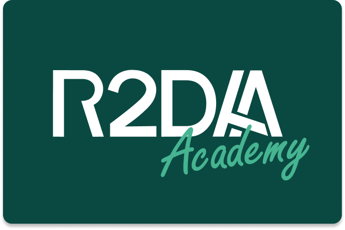 Imagem ilustrativa da logo R2DA Academy. Possui fundo verde escuro com o escrito R2DA em branco e Academy em verde com um tom mais claro.