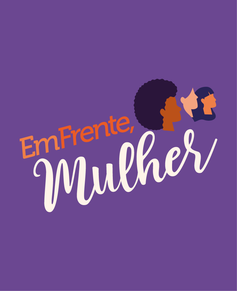 Logo da Em Frente Mulher. Possui fundo roxo, com silhuetas do perfil de 3 mulheres na parte direita com um escrito EmFrente com coloração alaranjada e abaixo escrito mulher com cor branca.